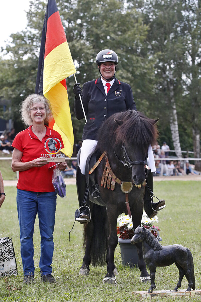 Isabel Mittag und Jolly Schrenk mit Aris von den Ruhrhöhen, dem Besten in Deutschland gezogenen Pferd 2024. Foto: U. Neddens