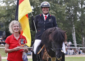 Isabel Mittag und Jolly Schrenk mit Aris von den Ruhrhöhen, dem Besten in Deutschland gezogenen Pferd 2024. Foto: U. Neddens